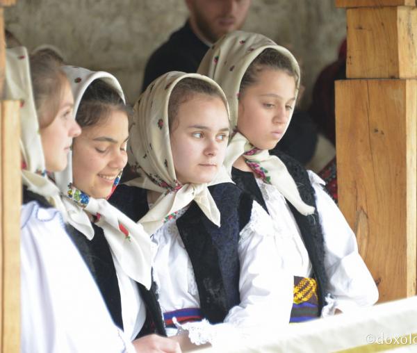 (Foto) Recunoștință pentru darul sfințeniei – chipuri în rugăciune