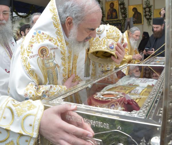 (Foto) Închinarea soborului de ierarhi la moaştele Sfinţilor putneni