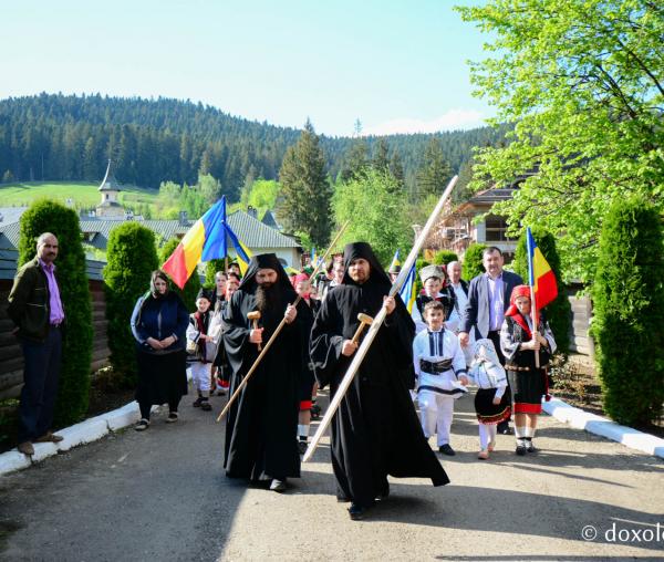(Foto) „În sunetul clopotelor” – Procesiune cu moaştele Sfinţilor putneni