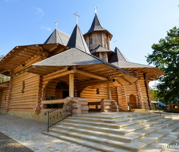 (Foto) Biserica unicat din Poiana lui Anton, Suceava