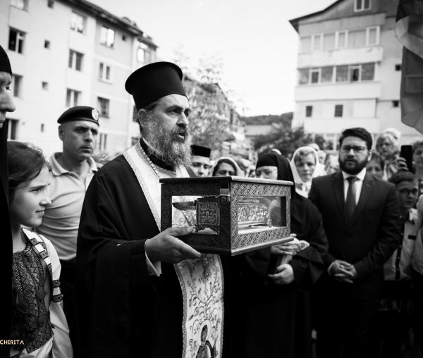 Brâul Maicii Domnului de la Mănăstirea „Kato Xenia”, în Parohia „Sfântul Nicolae” din Piatra Neamț (galerie FOTO)