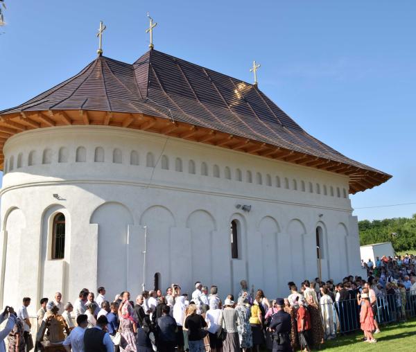 (Video) Sfințire de biserică în Parohia Stânca Roznovanu, județul Iași