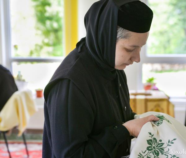 (Foto) Ascultări în mănăstiri – la atelierul de croitorie