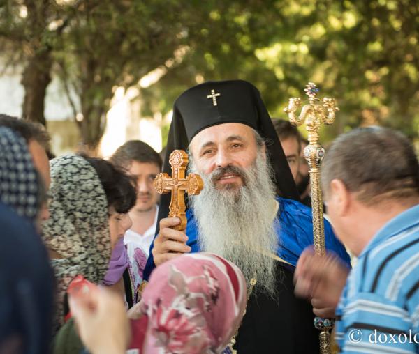 (Foto) Racla cu părticele din moaștele sfinților Efrem, Ioan Rusul, Ecaterina și Ignatie, la Biserica Vovidenia din Botoșani