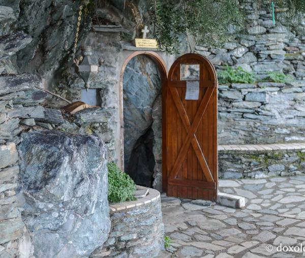 (Foto) Închinare la peştera Sfântului Gherasim Kefalonitul de la Schitul „Sfânta Ana” – Athos