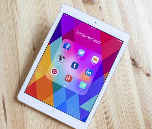 (Video) iPhone, iPad, iPod, ai Facebook – mai ai și viață?