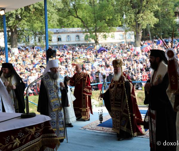 (Foto) Vecernia Adormirii Maicii Domnului la Mănăstirea Nicula