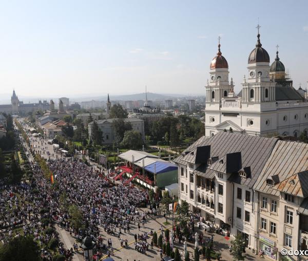 (Foto) 6000 de tineri ortodocși participă la Sfânta Liturghie arhierească de la Catedrala Mitropolitană din Iași #ITO2017