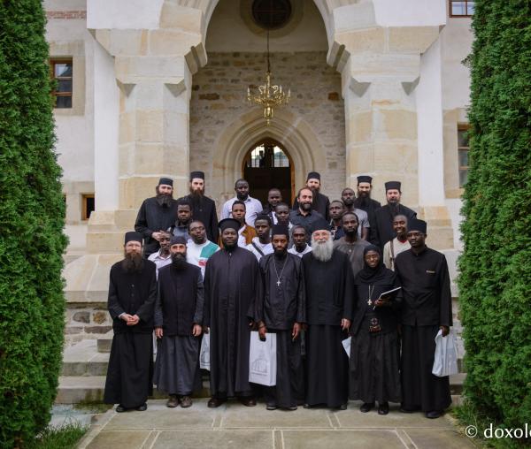 (Foto) Tineri din Patriarhia Alexandriei și a întregii Africi, în vizită la mănăstirile din Bucovina