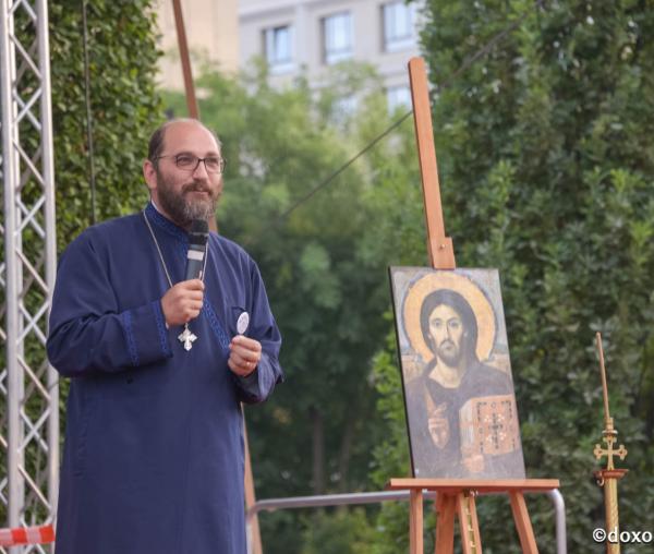 (Video) A fi liber în Hristos înseamnă a-I sluji Mântuitorului cu zâmbetul pe buze! – Pr. Constantin Necula