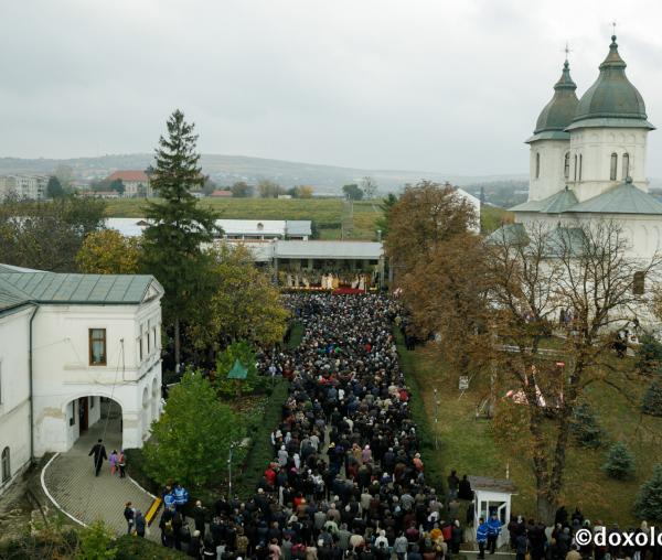 (Foto) Sfânta şi Dumnezeiasca Liturghie oficiată de 15 ierarhi la Catedrala Episcopală din Huși