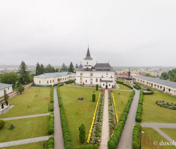 Catedrala Arhiepiscopală din Roman (galerie FOTO)