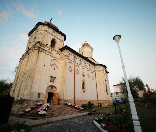 (Video) Fragment din moaștele Sfântului Teodor Tiron dăruit Bisericii Sfinții Teodori din Iași