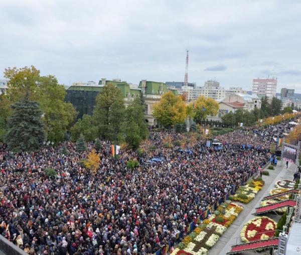 (Video) 20.000 de credincioși la Sfânta Liturghie de pe 14 octombrie, de la Iași