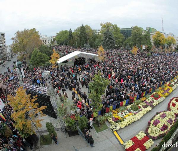 (Foto) Sfânta Liturghie în cinstea Sfintei Parascheva a adus împreună mii de pelerini din țară și străinătate