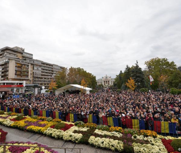(Video) Mii de pelerini la Sfânta Liturghie de hramul Sfintei Parascheva de la Iași