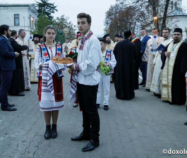 Presfințitul Ignatie, întâmpinat la Huși de credincioși, preoți, monahi și monahii (galerie FOTO)