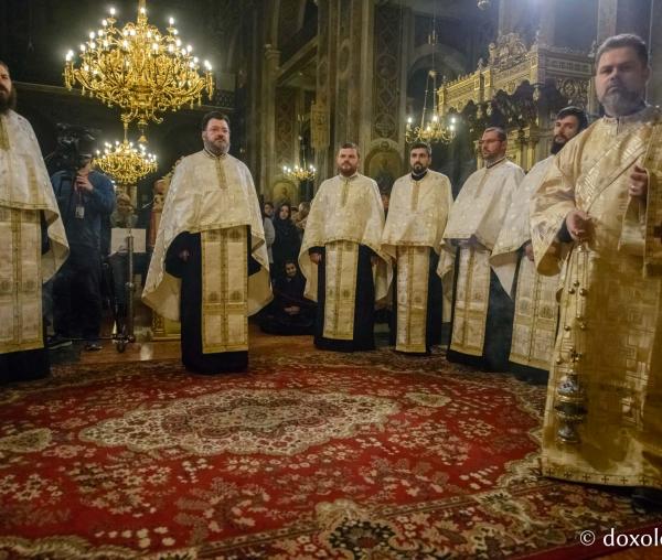 (Foto) Priveghere şi Liturghie arhierească pentru Sfântul Apostol Andrei la Iaşi