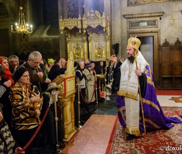 (Foto) Slujba de priveghere a Sfintei Cuvioase Parascheva la Catedrala din Iaşi – 2017