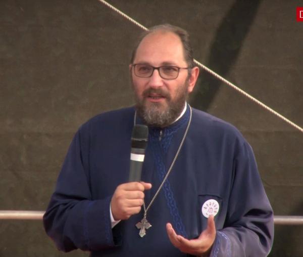 (Video) „Când vin și se leagă de voi că vă închinați la moaște, așa să le spuneți!” – Părintele Constantin Necula