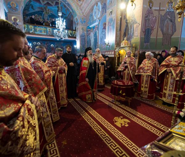 (Foto) Liturghie arhierească în cinstea Sfântului Ierarh Nectarie Taumaturgul, la Târgu Neamț