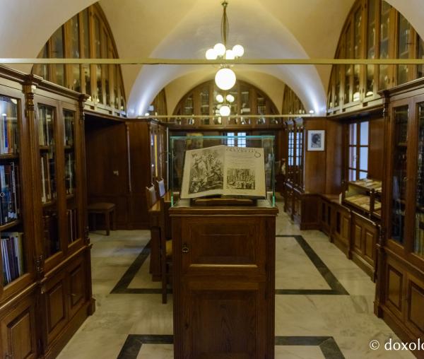 (Foto) Preumblare printre rafturile bibliotecii Mănăstirii Simonos Petra – Athos