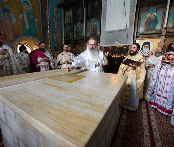 Resfințirea Sfintei Mese și Liturghie arhierească la Parohia „Sfinții Apostoli Petru și Pavel” - Hangu (galerie FOTO)