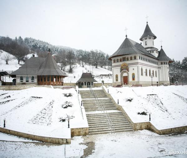Biserica nouă a Mănăstirii Pângăraţi (galerie FOTO)