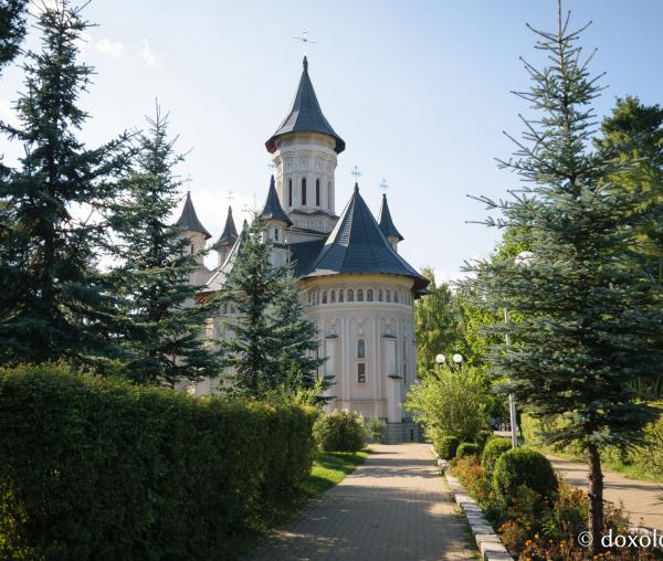 (Foto) Simbolurile Sfinților Apostoli pictate în Catedrala din Vatra Dornei