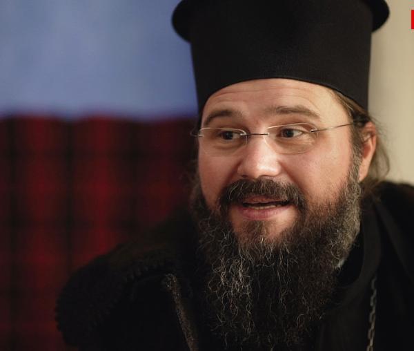 (Video)  „Să fii, gazdă, vesălos/ Că L-ai primit pe Hristos!” – Preasfințitul Macarie ne colindă