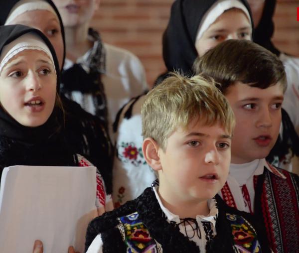 (Video) Pe la case luminate (versuri de Maria Gheorghiu) - Grupul de colindători ai Parohiei Vorona Mare