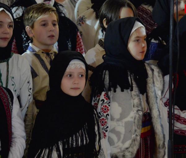 (Video) „Dă Doamne iarnă” (versuri de Tatiana Stepa) - Grupul de colindători ai Parohiei Vorona Mare