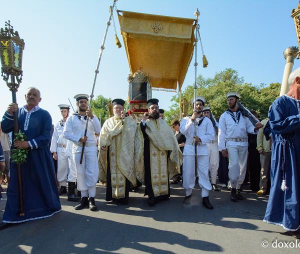 (Foto) Pelerin la procesiunea cu moaștele Sfântului Spiridon în insula Corfu