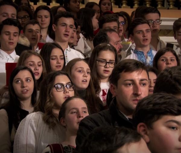 (Video) 400 de tineri din ATOR au colindat la Reședința Mitropolitană din Iași