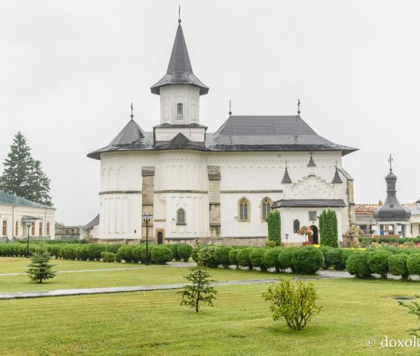 Catedrala Arhiepiscopală „Sfânta Parascheva” din Roman