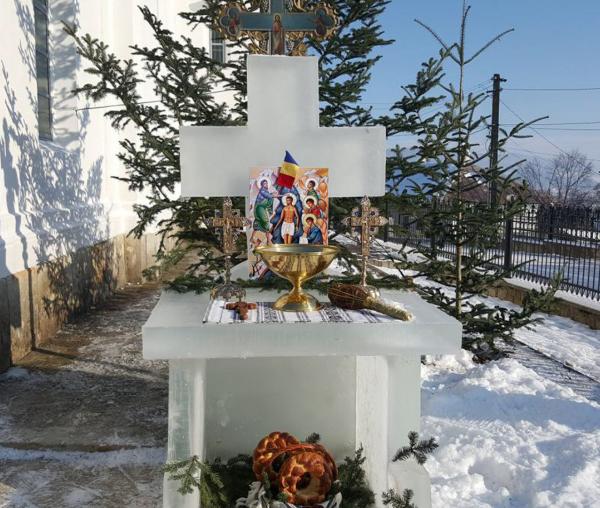 (Foto) Crucile de gheaţă de Bobotează – o tradiţie străveche (2020)