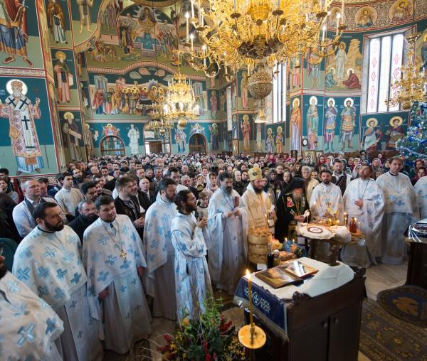 (Foto) Mănăstirea Sihăstria Putnei și-a sărbătorit ocrotitorul, pe Sfântul Serafim de Sarov, prin Liturghie arhierească