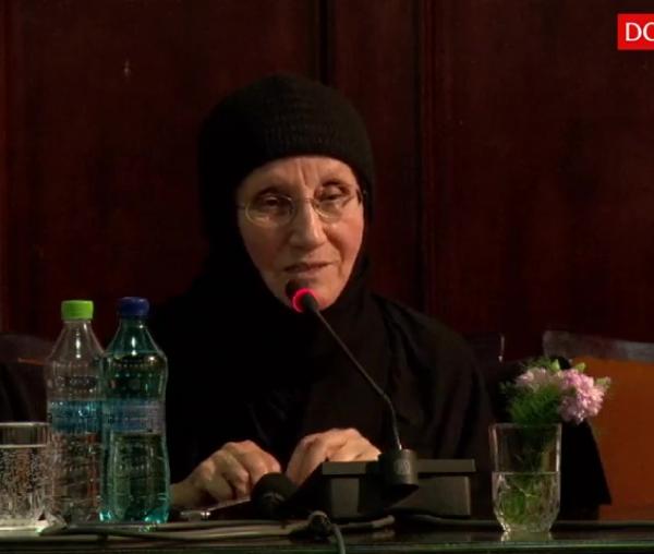 (Video) Iubirea și dependența emoțională – Cum le deosebim? – Maica Siluana Vlad