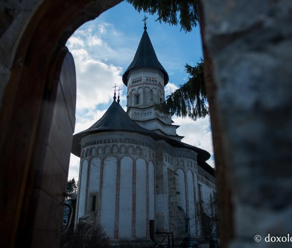 Pelerin la icoana Sfintei Ana de la Mănăstirea Bistriţa