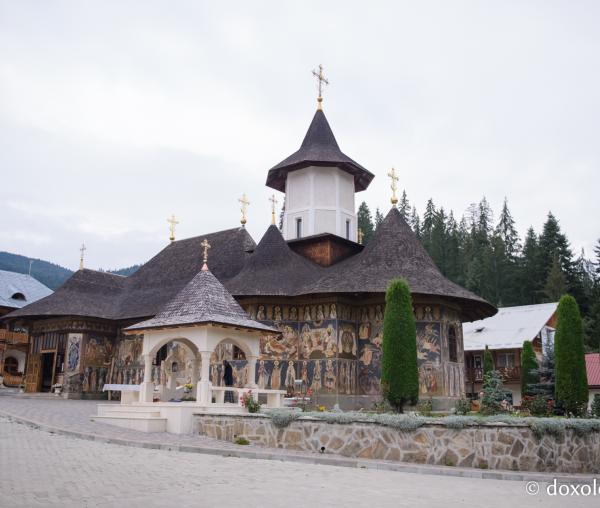 (Foto) Petru Vodă – Mănăstirea ctitorită în amintirea pătimitorilor din închisorile comuniste