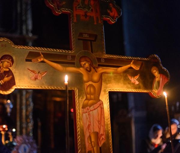 (Video) Hristos a murit pe Cruce îmbrățișându-ne