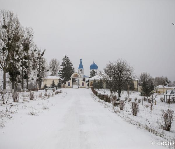 (Foto) Pelerin la Mănăstirea Frumoasa din Basarabia