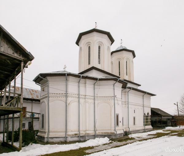 (Foto) Pelerin la biserica fostului aşezământ monahal Morunglavu