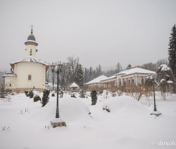 (Foto) Pelerin la Mănăstirea Văratec
