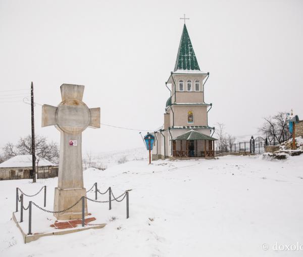 (Foto) Închinare în Biserica „Pogorârea Duhului Sfânt” din satul Răzălăi – Basarabia