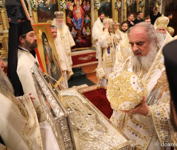 (Foto) Închinare la Sfintele Moaște — Proclamarea Canonizării Sfântului Ierarh Iosif cel Milostiv și a Sfântului Gheorghe Pelerinul
