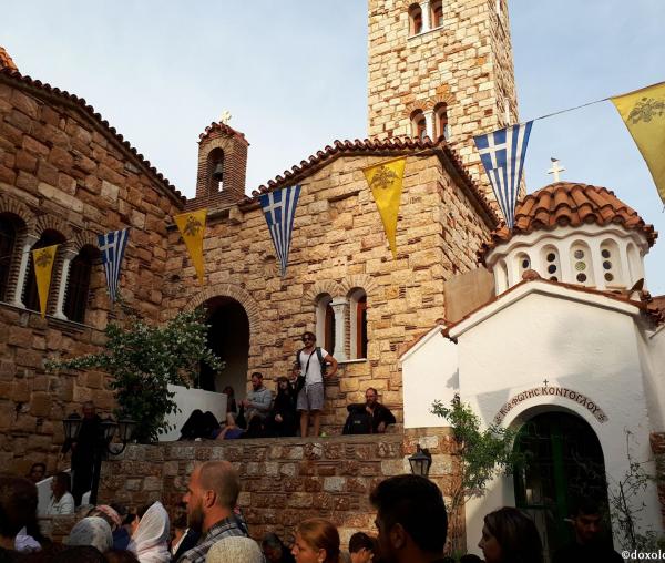 (Foto) Hramul Sfântului Efrem cel Nou – o mare de inimi în rugăciune