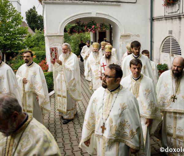 (Foto) Hramul Catedralei Episcopale din Huși - rugăciune și bucurie alături de Sfinții Apostoli Petru și Pavel