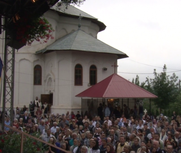 (Video) Sărbătoarea Sfinților Apostoli – Hramul Catedralei Episcopale din Huși