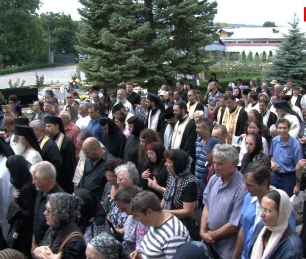 (Video) Cinci ierarhi la înmormântarea părintelui Mina Dobzeu